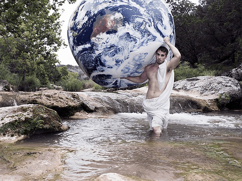 رجل يضع اروع الصور على فيس بوك!